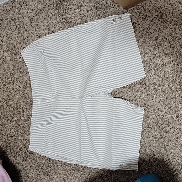 Nwt size 24w white and tan stripes shorts. - Picture 1 of 2